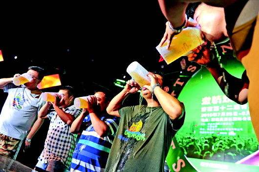 秋季是吃地攤喝瓶酒免不了,適量喝酒增加91免费版黄片